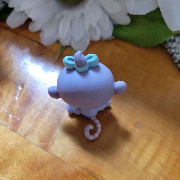 Littlest Pet Shop LPS #2277 Monkey Purple Blue Bow Eyes Baby 2006 - Picture 7 of 12